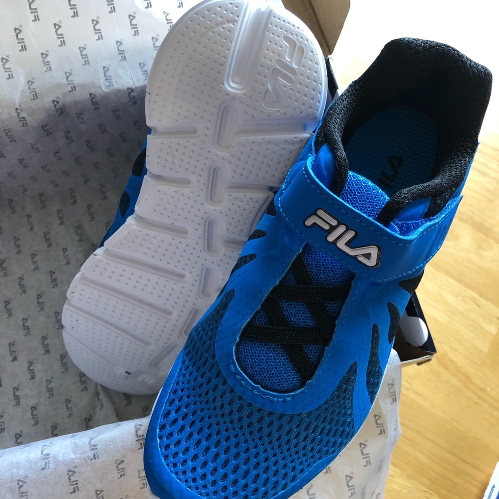 Kids Fila running tennis shoes NWT. Size 3